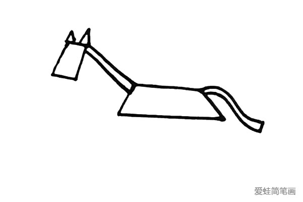 第三步：画上木马的身体和长长尾巴，它的身体也是梯形形状的。