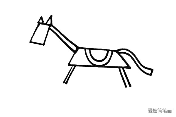 第四步：画上木马身上的纹路和它的两条腿。