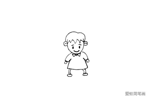 第四步：画上小圆表示小男孩的手，再画上他的腿和脚。