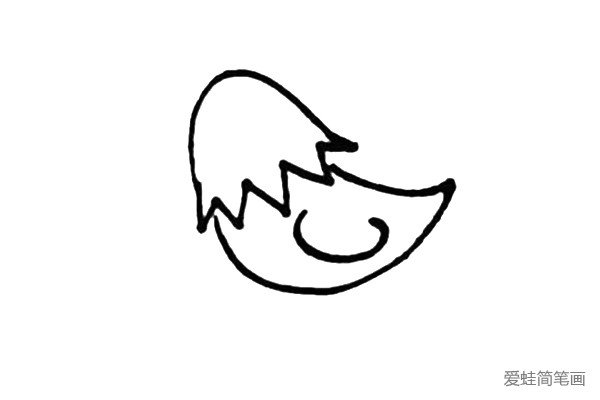第二步：接着画上大公鸡半圆形状的身体，里面画上一条半圆弧线表示大公鸡的翅膀。