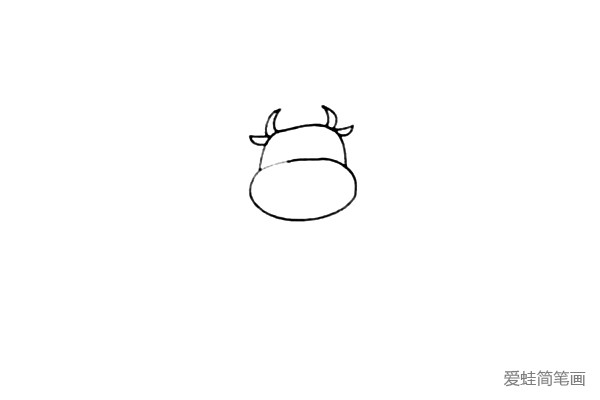 第二步：接着画上奶牛圆角矩形的头部轮廓，再画上尖尖的牛角和叶子形状的耳朵。