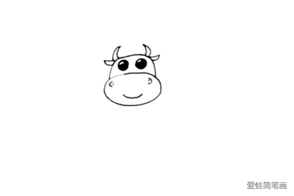 第三步：画上小奶牛的大大的眼睛，再画上鼻子和嘴巴。