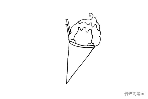 第三步：用曲线勾画上面的冰淇淋和巧克力，看起来像是冰淇淋小人的卷发。旁边画上两根巧克力棒。