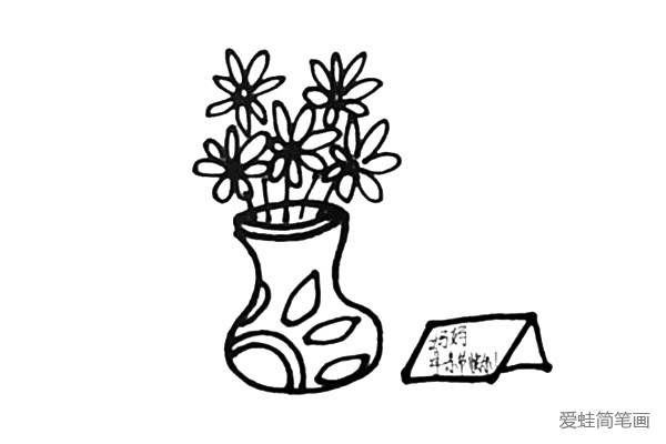 第五步：在花瓶旁边画上一张贺卡，并且写上母亲节快乐。