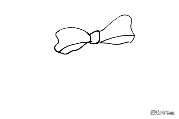 第二步：接着画上蝴蝶结的另外一边。