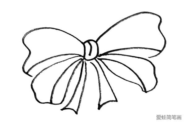 第四步：画上蝴蝶结飘逸的丝带，丝带的长度可以是不一样的。