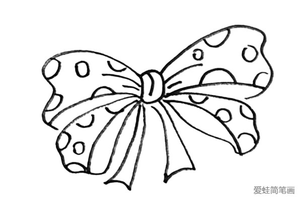 第五步：在蝴蝶结上画上一些小圆和半圆来装饰蝴蝶结。