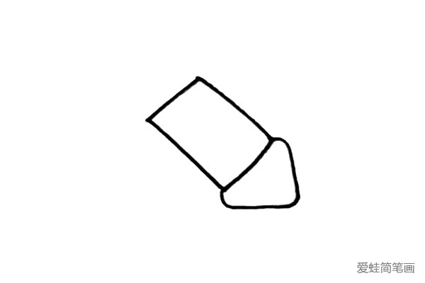 第二步：在长方形的前端画上一个三角形，三角形前面的角可以圆润一些。
