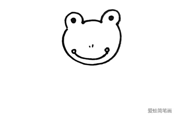 第三步：画上青蛙的眼珠、鼻子和大大的嘴巴。