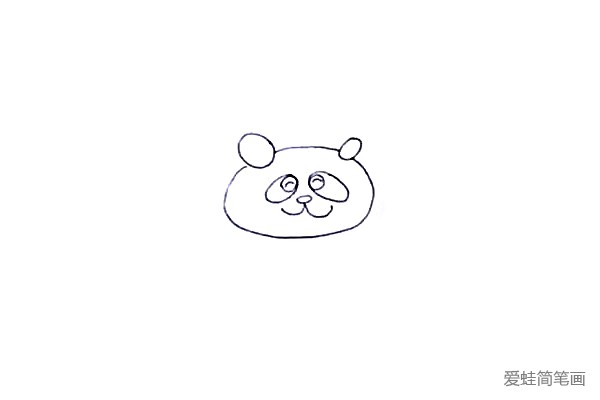 第三步：画上小熊猫大大的眼睛，鼻子是一个小椭圆，嘴巴像是吹起来的胡子。