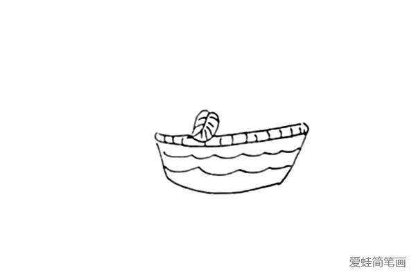 第二步：画上水果篮底部的轮廓，用两条波浪线修饰水果篮的底部。