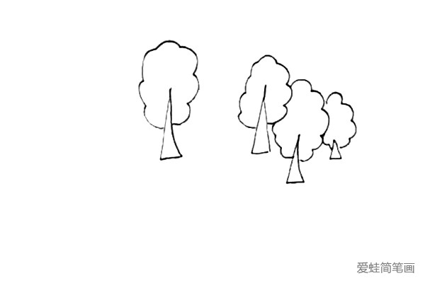 第三步：在第二颗小树的旁边画上两颗大小不一样的小树。