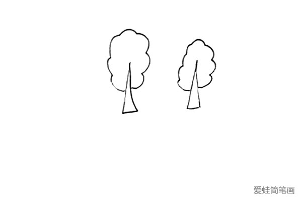第二步：在第一颗小树的旁边画上一颗比较小的小树。