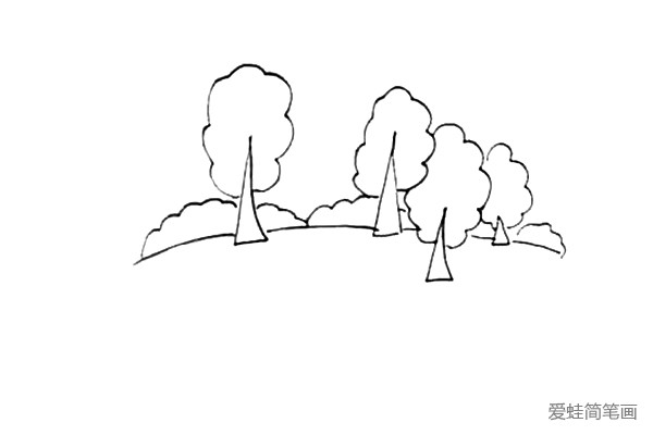 第四步：在一排小树的根部画上山坡和郁郁葱葱的灌木丛。