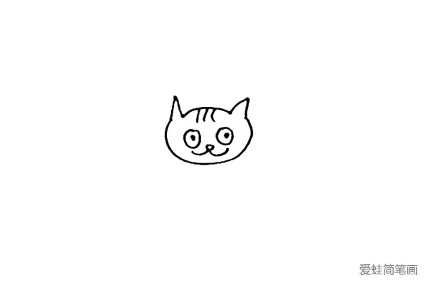 第二步：接着画上小猫的眼睛、小椭圆形状的鼻子和微笑的嘴巴。