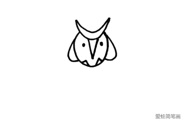 第三步：先给猫头鹰的身体装饰一下，再画上猫头鹰的眼睛和翅膀。