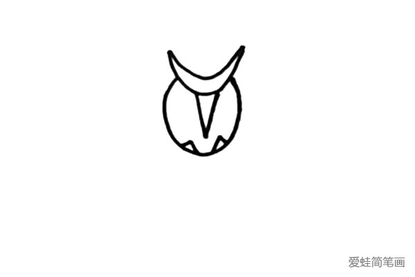 第二步：接着画上猫头鹰的身体轮廓和嘴巴，嘴巴像一个倒置的三角形。