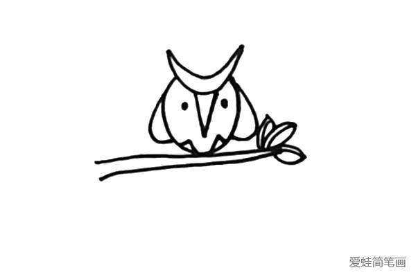 第四步：在猫头鹰的身体下面画上树干和树叶。