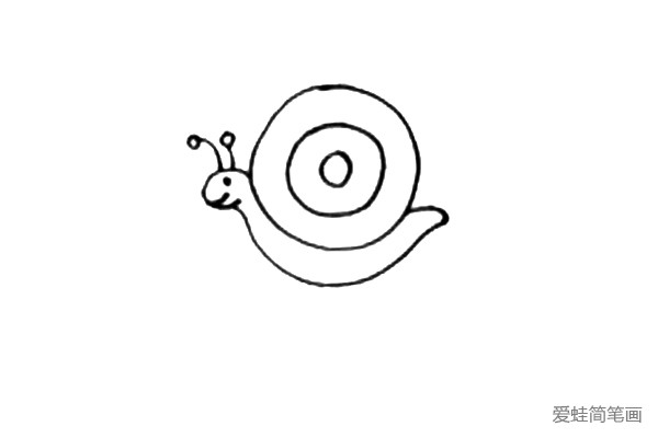 第三步：我们把蜗牛的表情画出来，在画两根小触角。
