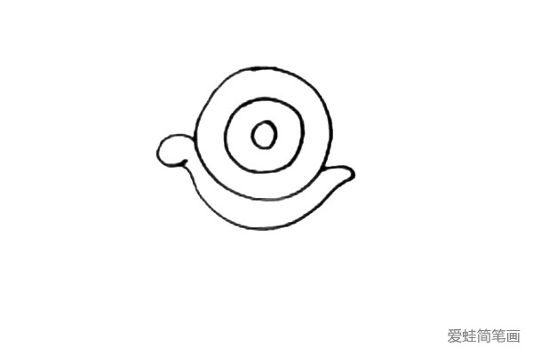 第二步：画蜗牛的头部，和一个半圆做蜗牛的身体。