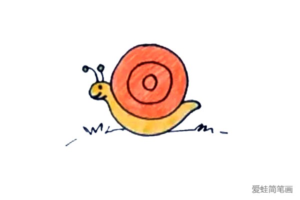 第六步：在蜗牛的下面简单的勾勒几笔画出草地。