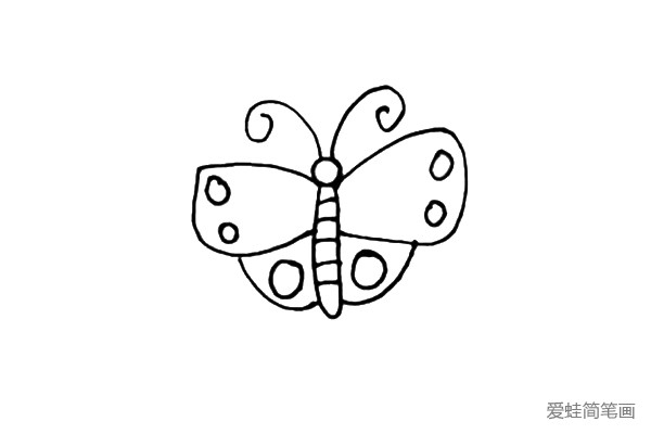 第四步：在翅膀上分别画上小圆，并且在身体上画上几道线条。