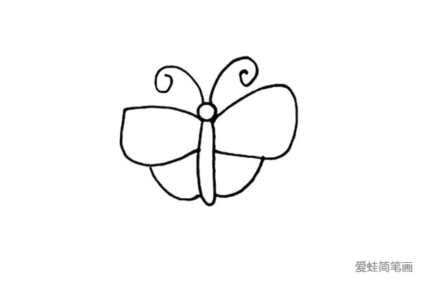 第三步：在身体两边画一对较大的有棱角的翅膀，在大翅膀的下侧再画上一对较小的翅膀。