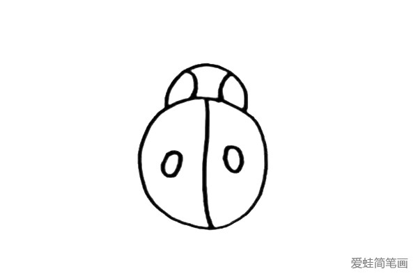 第三步：在画好大圆的基础上，用一条直线把大圆分成两半，在两边半圆内各画上一个小圆。