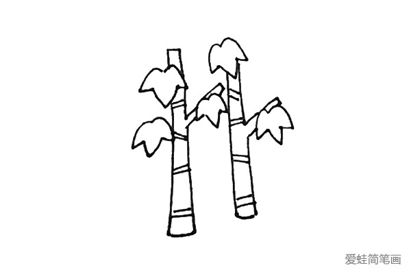 第六步：树干中间再画上几条横线作为中间的装饰。