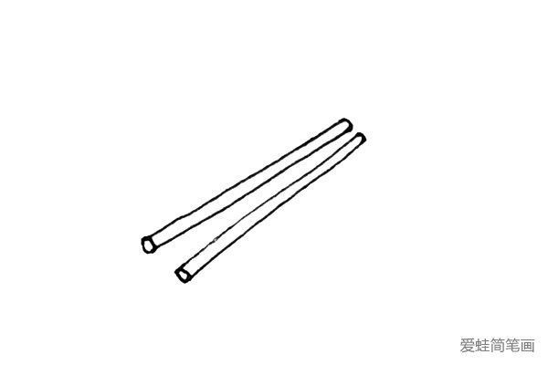 第三步：用同样方法画出另一只筷子，形成一对筷子。