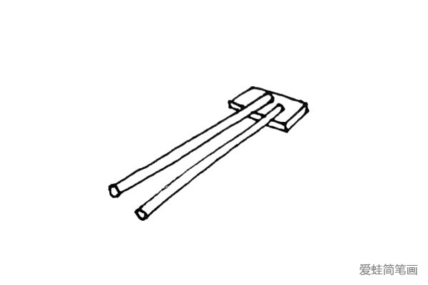 第六步：然后用长线连接短线之间的空缺，形成放筷子的架子。