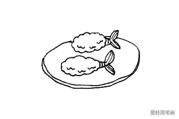第七步：在炸虾的下面，再画上一个椭圆形的盘子，并加上一层的厚度。