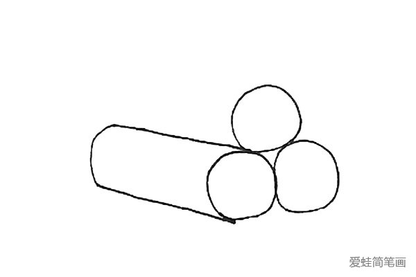 第三步：画出去两条斜线，用弧线连接起来形成木头的感觉。