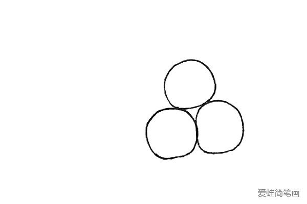 第二步：接着再画上两个圆形堆成一个“品”字的感觉。