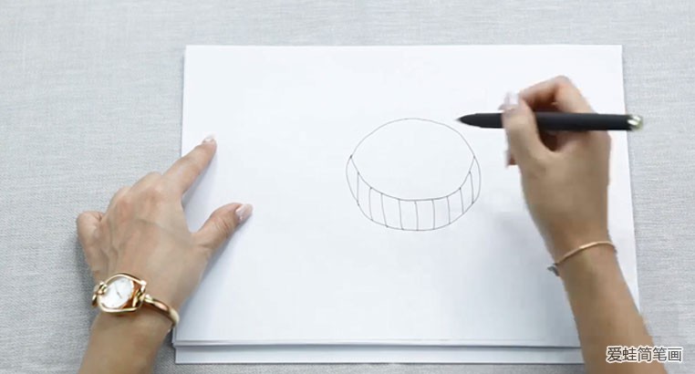 第一步：先画一个圆形，画出月饼的整体形状，里面添加一个半圆形，添加竖线，使月饼显得更加立体。