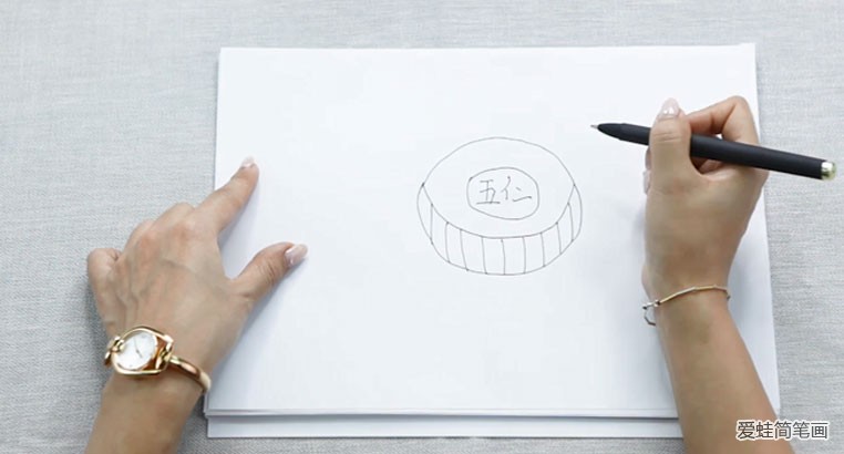 第二步：在中间画一个圆圈，写上“五仁”或者“月饼”之类的装饰。