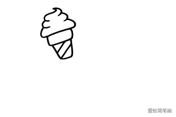 1.首先，我在画纸的上方画出了一个大大的甜筒，这家店的招牌冰淇淋一定是甜筒吧。