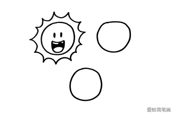 2.第一个太阳有着小小的眼睛、大大的嘴巴，整体的造型有点像个荷包蛋，非常的搞笑。