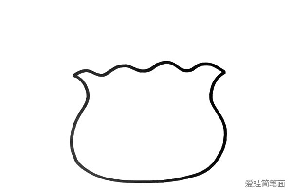 1.我们先画出鱼缸的轮廓，鱼缸要画的对称，这里有点难，多尝试几次吧。