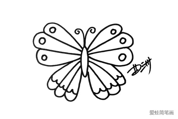 3.第一只蝴蝶的翅膀用了很多长线条、圆形和波浪线装饰。