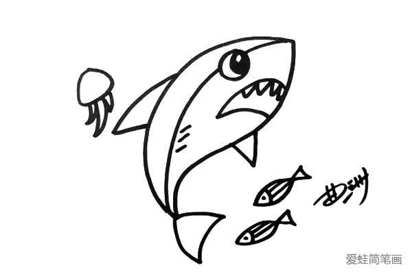 3.然后加上大大的嘴巴和尖牙，再画出鱼鳍和海洋中的一些小生物。