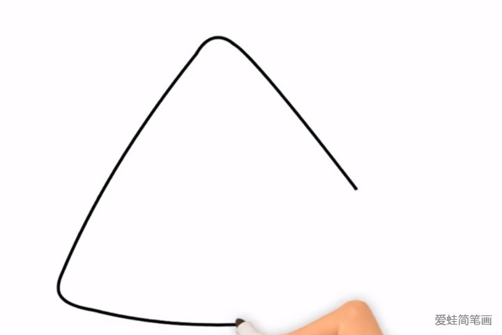 1.先画一个三角形，作为黄色小鸟的头部轮廓。