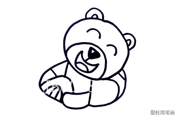 4.然后先画一个圆弧形把小熊的身体包起来，再画上方向盘，具体可以去看看视频哦！