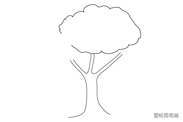 3.在中间树枝上用波浪线画出一个椭圆，作为大树的树叶。