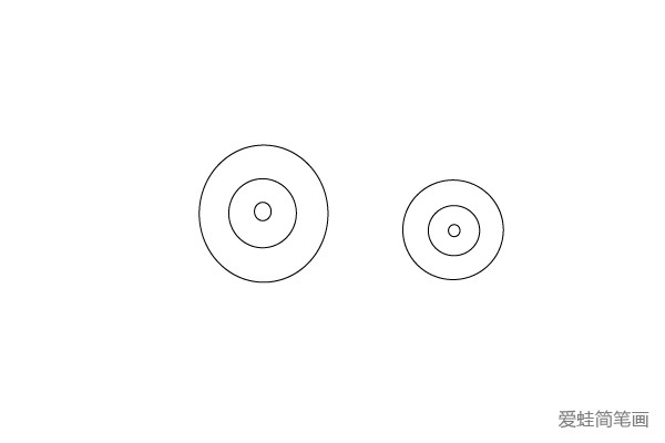 2.在两个圆内分别画更小的2个圆，作为车轮的厚度和轮轴的表现。