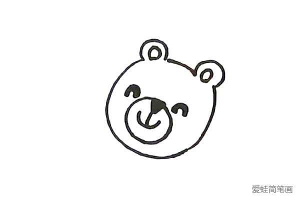 2.接着画小熊的五官表情。