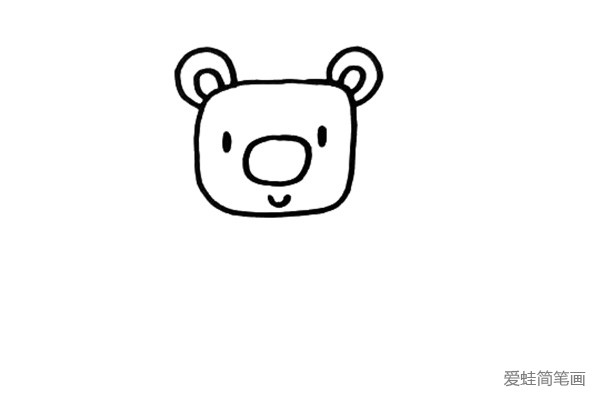 2.然后画出小熊的五官，大大的鼻子是它的特征。