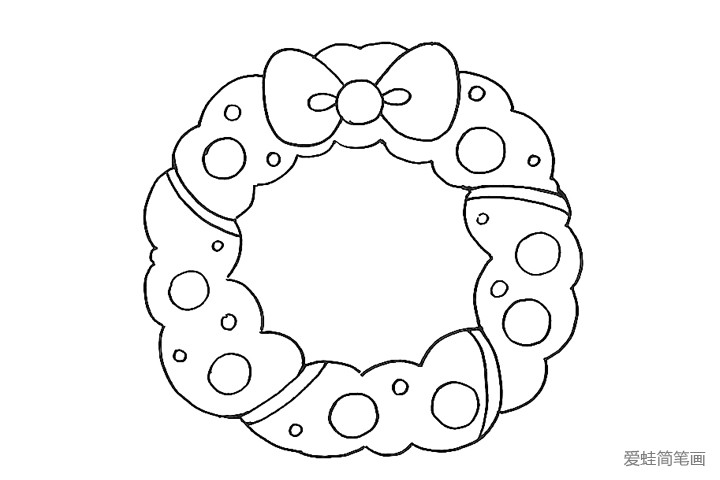 5.在花环上画一些圆圈做装饰。