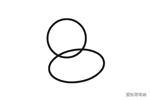 1.先画出两个重叠的圆形，作为小黄鸭的头部和身体的引导线。