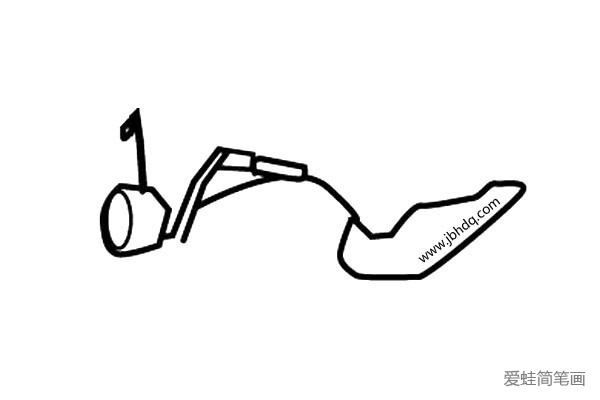 3.接着画出摩托车的油箱轮廓和座位。